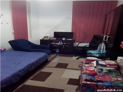 Apartament in casa zona centrala, 3 camere, baie, bucatarie, garderoba, pod mansardabil neamenajat, beci, 2 locuri de parcare in curte, apa, gaze.
Ideal firma, sau resedinta
suprafata utile 84 mp