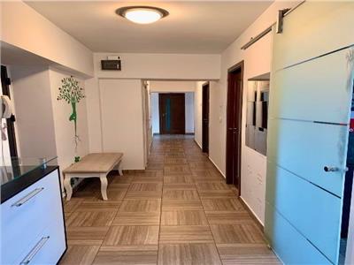 apartament 3 camere, Unirii , Decebal stradal, 88mp, decomandat, amenajat modern , etaj 6 ,vedere integrala  la bulevard, orientare Sud, loc parcare, liber.