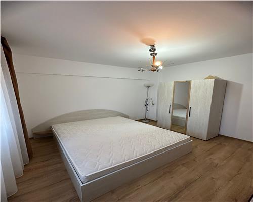 Vanzare apartament 3 camere,  Auchan Titan, Bd 1 Decembrie,  bloc 1986,, stradal, etaj 5,  semidec, 71mp,  2 bai