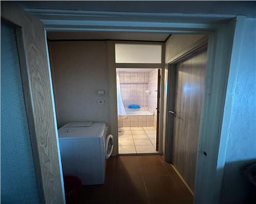 Vanzare apartament 3 camere,  Auchan Titan, Bd 1 Decembrie,  bloc 1986,, stradal, etaj 5,  semidec, 71mp,  2 bai