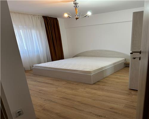 Vanzare apartament 3 camere,  Auchan Titan, Bd 1 Decembrie,  bloc 1986,, stradal, etaj 5,  semidec, 71mp,  2 bai